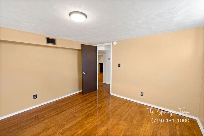 Building Photo - CUTE 3BD RANCHER WITH CHARACTER IN CENTRAL COLORADO SPRINGS - Security Deposit Waiver Available