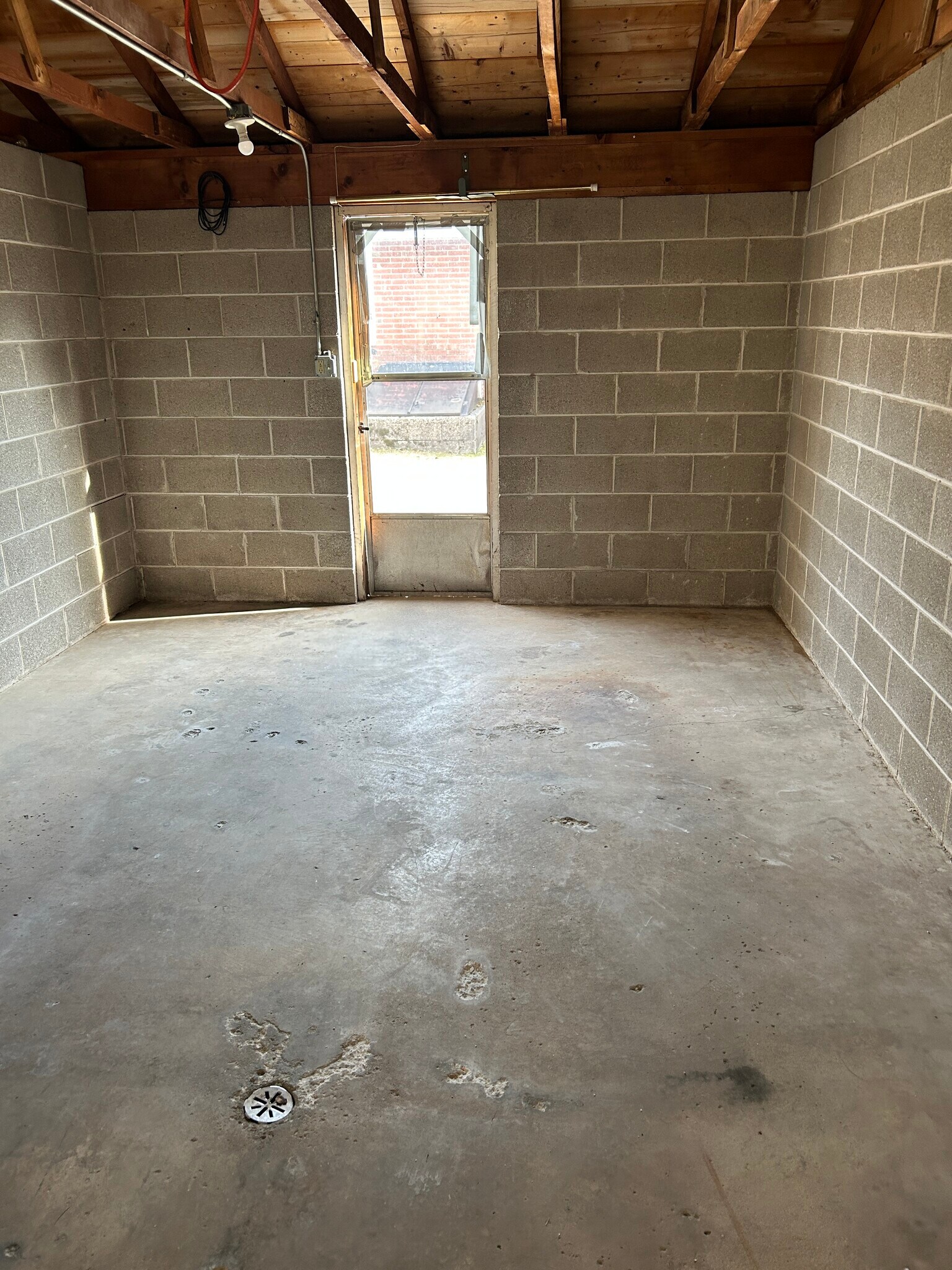 Building Photo - 400 Rainbow Dr