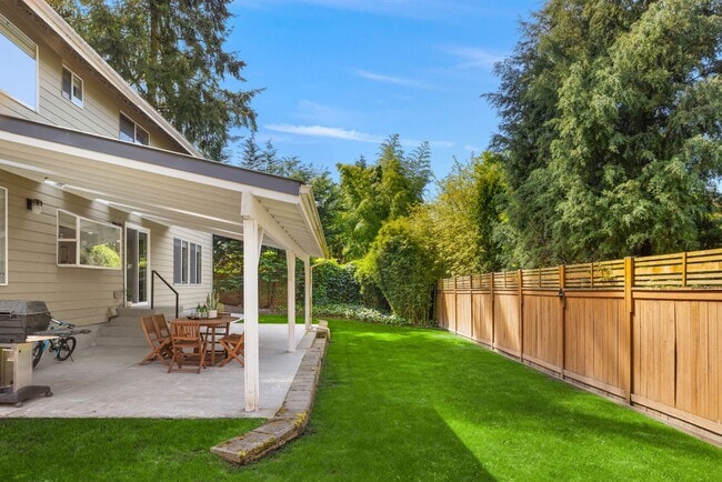 Building Photo - Beautiful home with 5 beds, 3.5 baths for ...