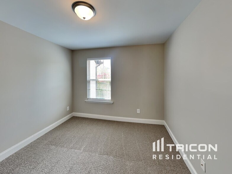 Building Photo - 955 Innsbrooke Ave