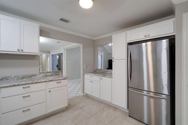 Building Photo - 2912 Camelot Ln