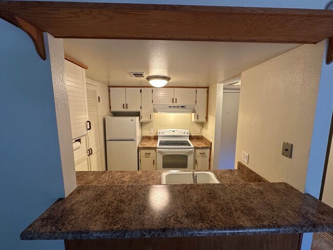 Building Photo - Cute and Cozy 1 Bedroom Condo in Gated Tim...