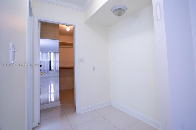 Building Photo - 2500 Parkview Dr