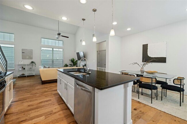 Building Photo - 2313 Capulet St