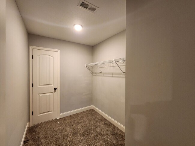Building Photo - 1003 Sunrise Dr