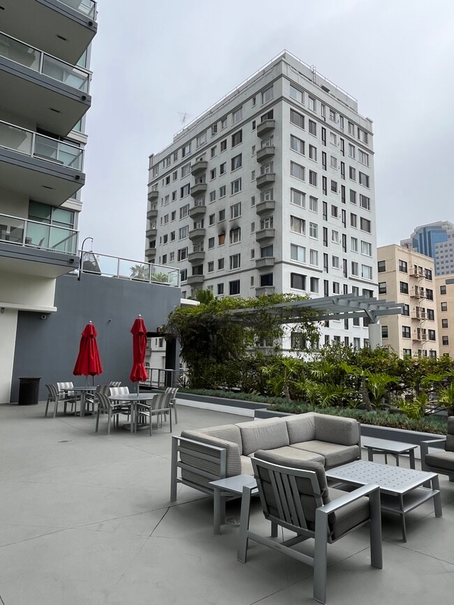 Building Photo - 400 W Ocean Blvd