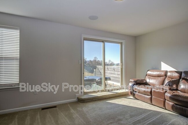 Building Photo - 822 Oval Park Ln