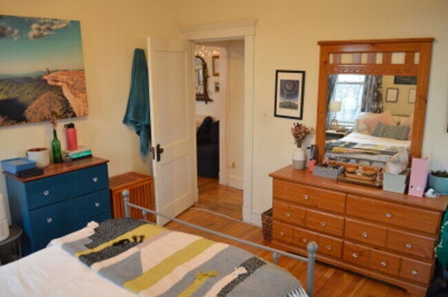 Building Photo - 1 Bedroom in Allston Village, Heat and hot water included