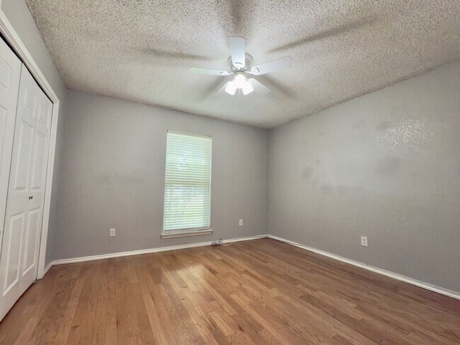 Building Photo - House For Rent