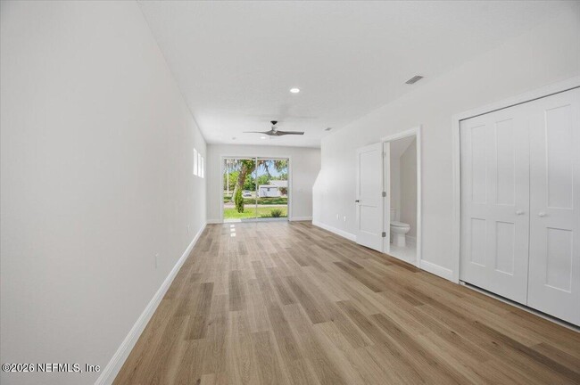 Building Photo - 206 W Fox St