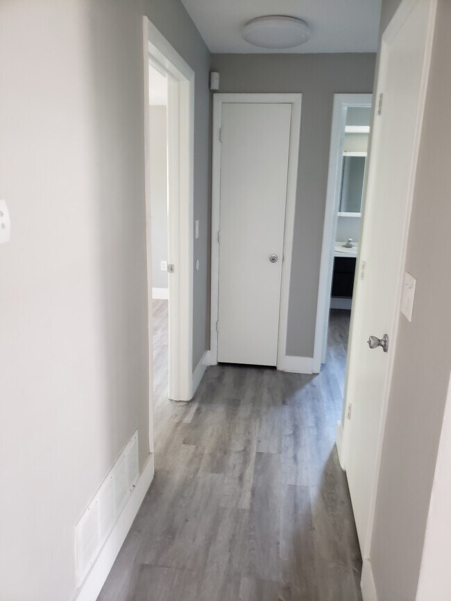 Building Photo - 8060 Canterbury Cir