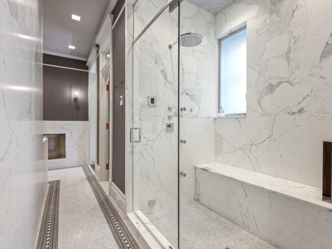 Building Photo - 1210 N Astor St