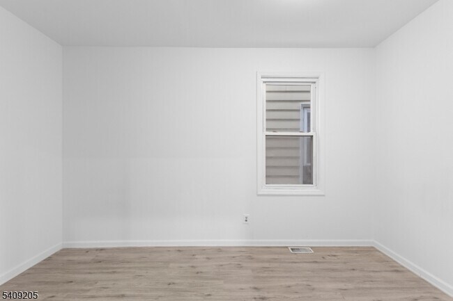 Building Photo - 223 Pine St