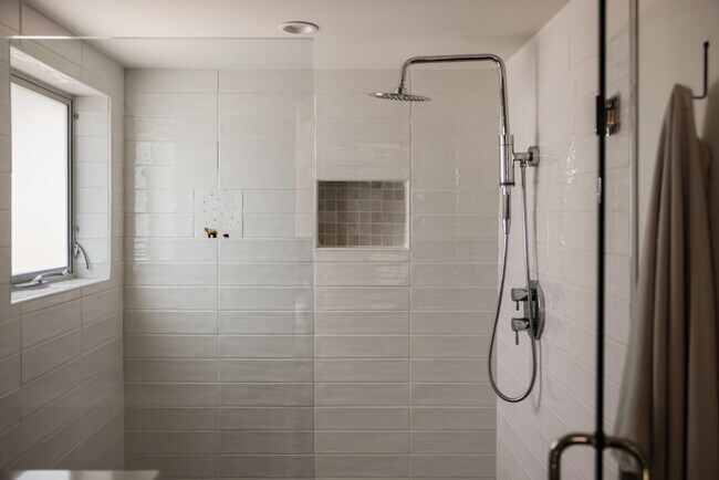 Building Photo - 276 E Granvia Valmonte
