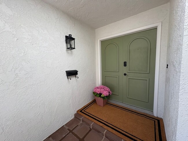 Building Photo - East End Ventura Gem - Spacious, Sunny & Immaculate