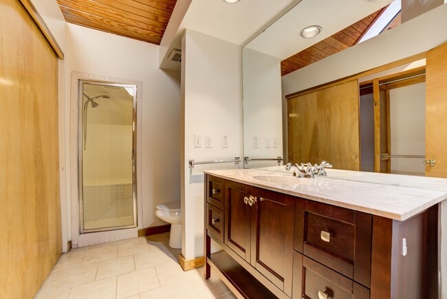 Building Photo - 2 Bed 2.5 Bath Right off Cherry Street!!