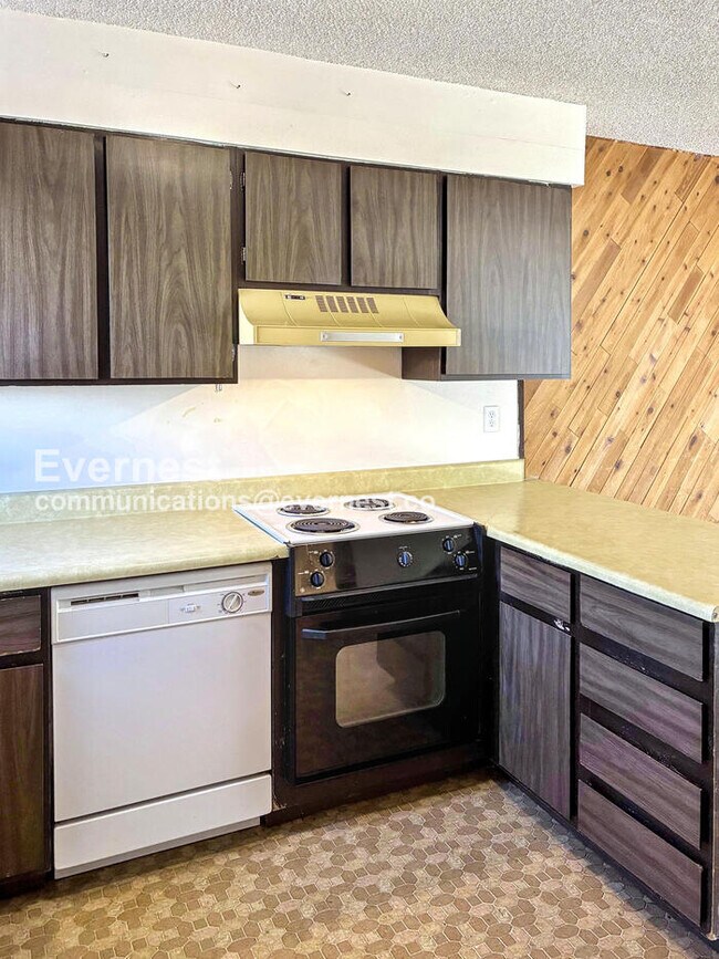 Building Photo - 2 Bed/1.5 Townhome with Carport / Availabl...