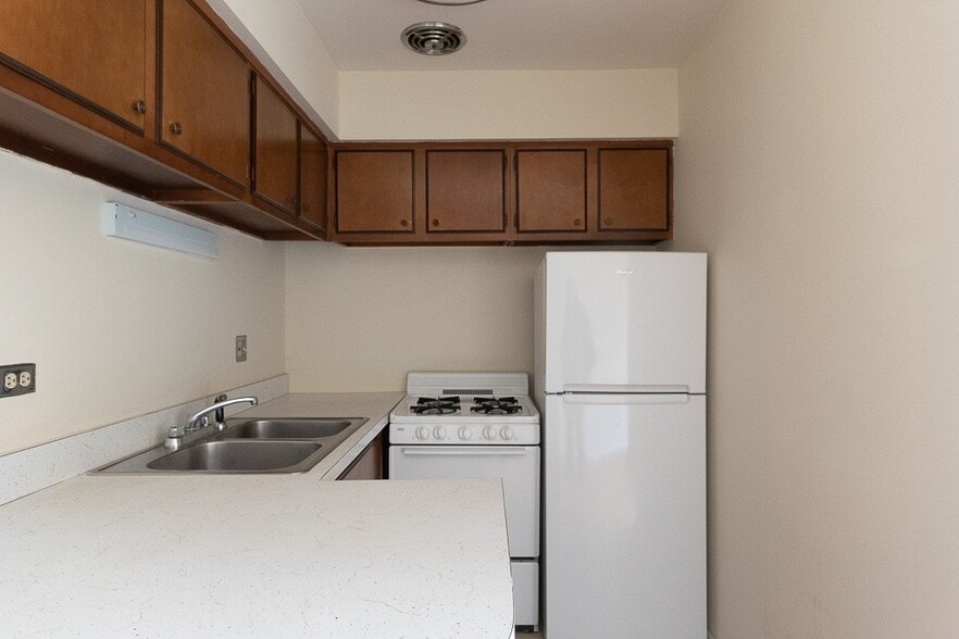 Primary Photo - 650 W Wrightwood Ave