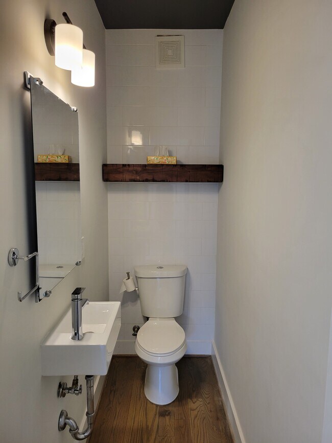 Building Photo - 724 Taylor St NW