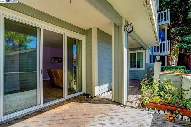 Building Photo - $2990 / 2 BR - GORGEOUS MEADOWBROOK CONDO ...