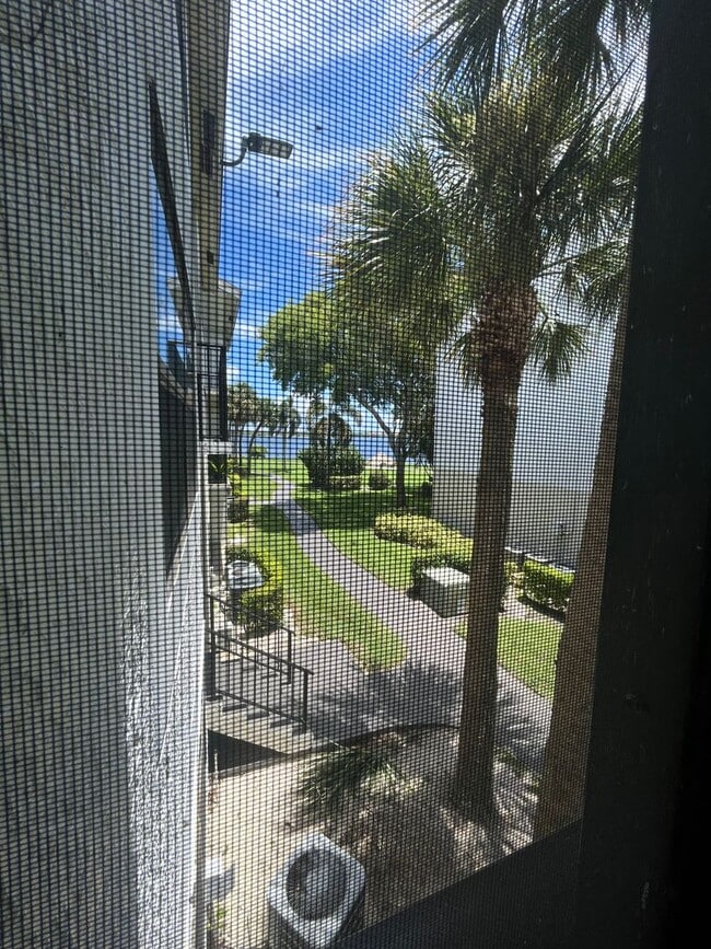 Building Photo - ONE BEDROOM ONE BATHROOM !! Waterfront Community