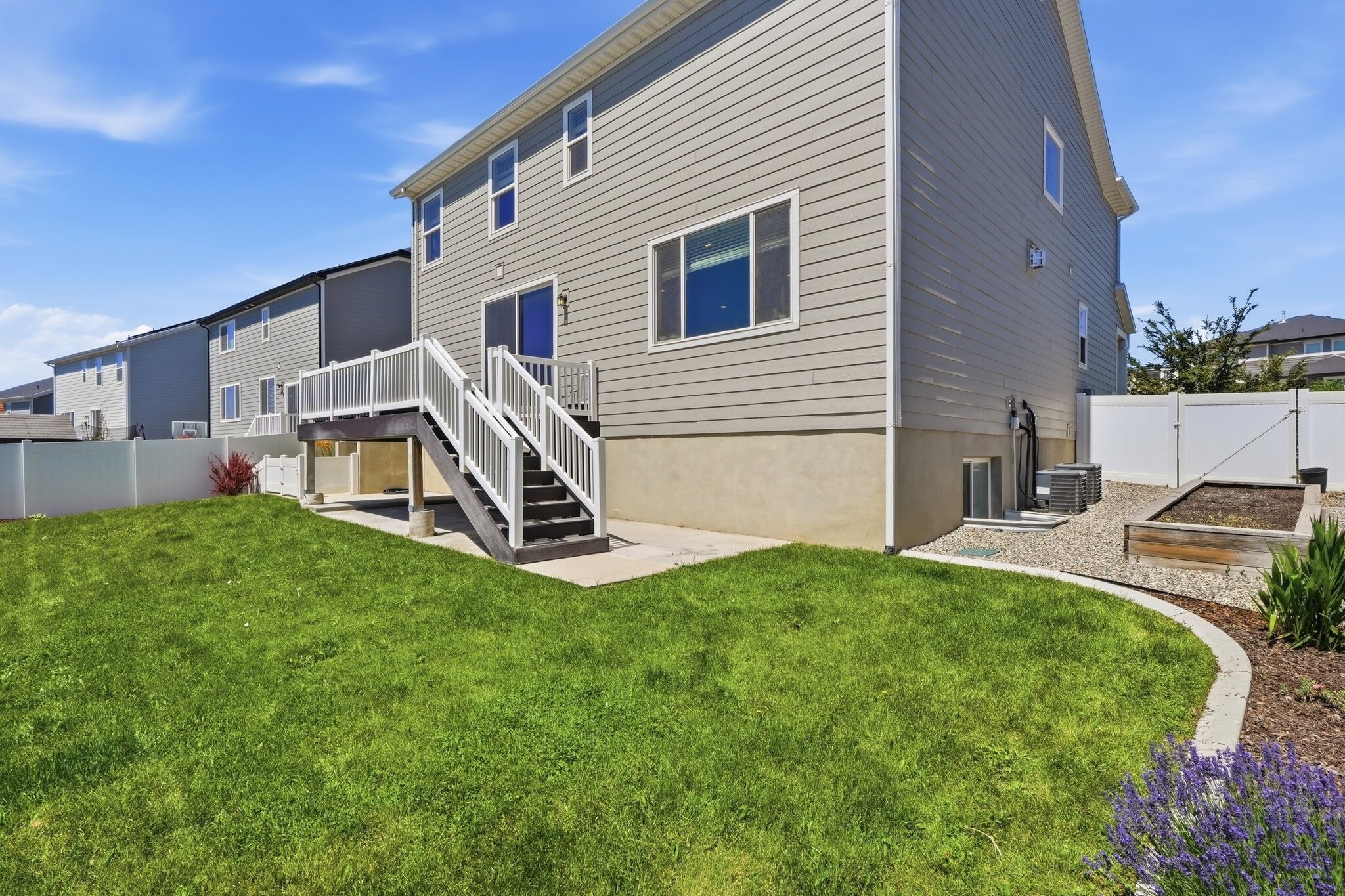 Building Photo - 2208 N Elderberry Dr