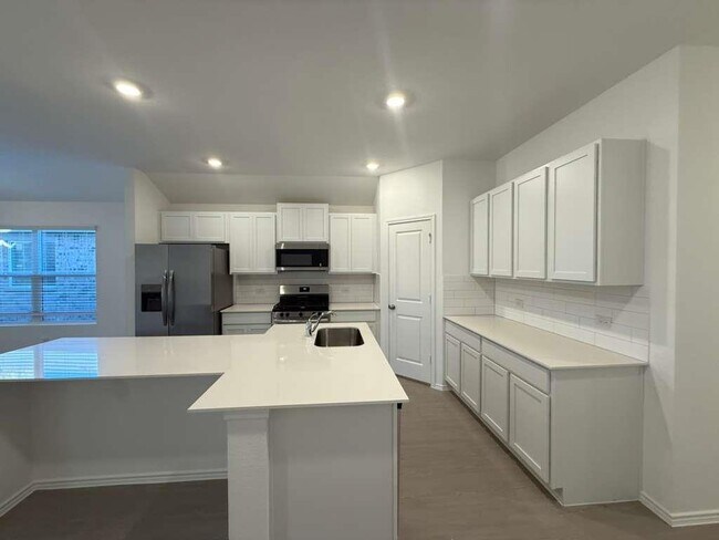 Building Photo - 545 Sormonne Lp