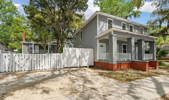 Building Photo - Updated Home in the Heart of Savannah