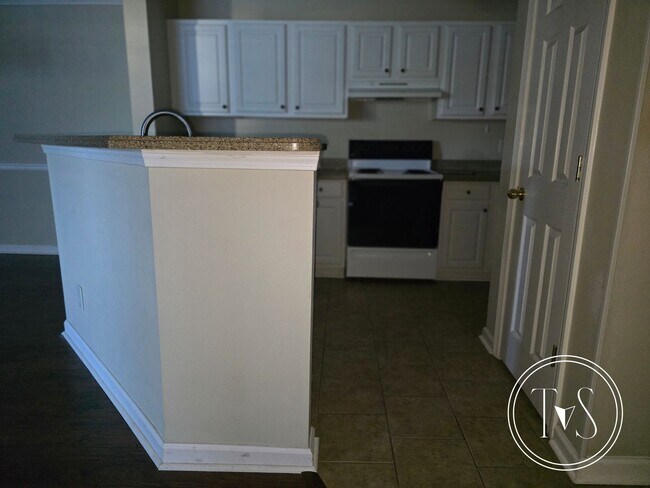 Building Photo - RATE DROP ALERT (was $2300/month)!