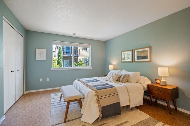 Building Photo - Spacious Cathedral Park Townhouse with Private Yard & Garage