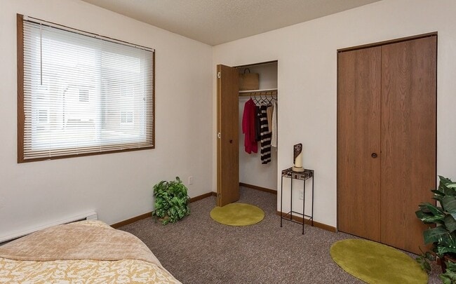 Building Photo - 1425 N 11th Ave E