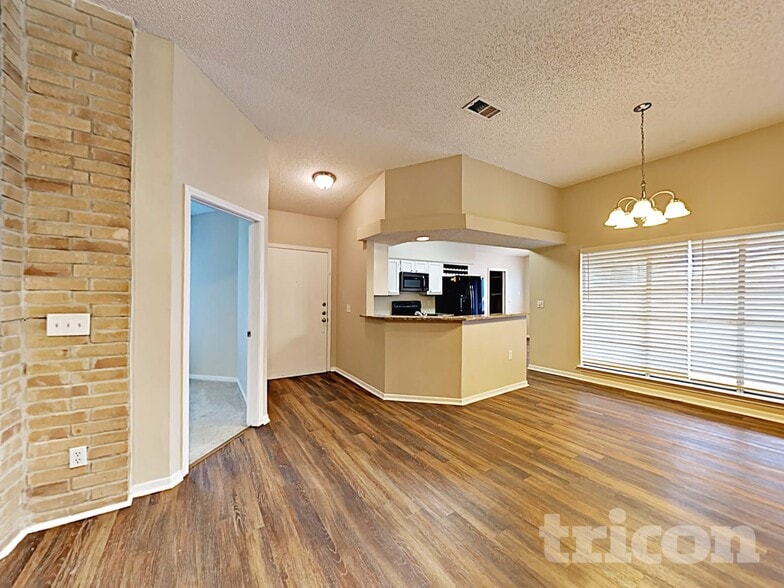 Building Photo - 6839 Raintree Forest