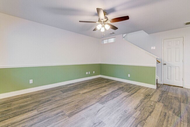 Building Photo - Stylish Woodlands Home Steps from H-E-B & ...