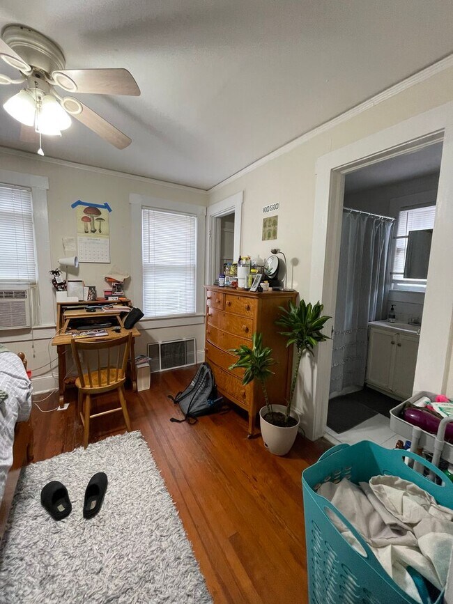 Building Photo - FALL 2026!!! Private 1 Bedroom Historic Home w/ FREE PARKING - Walk to UF!