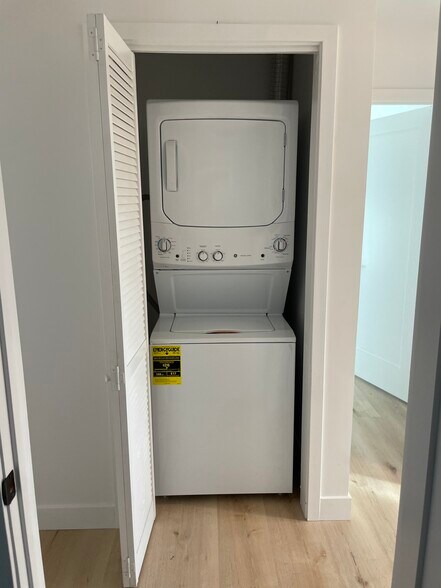 Building Photo - 7738 Whitsett Ave