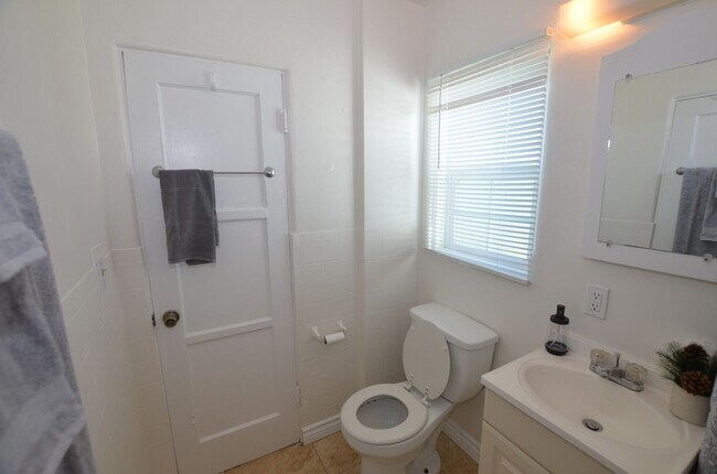 Building Photo - 1Bd/1Ba Home, large back yard. 1 Car garage.