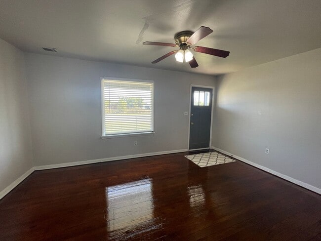 Building Photo - 2 Bed Moore