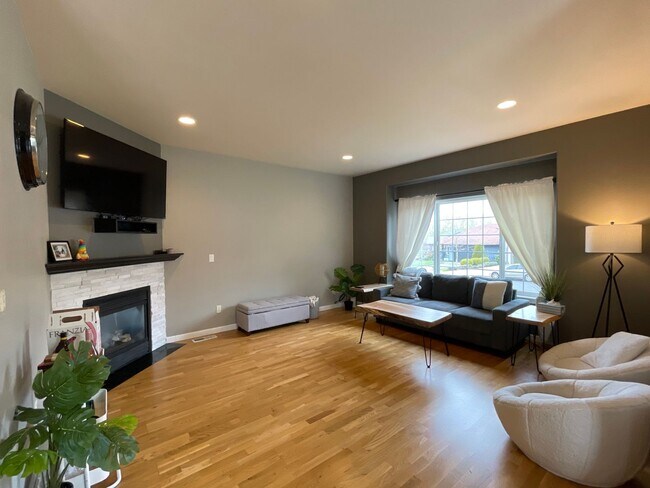 Building Photo - AVAILABLE NOW: Spacious 4 bdrm, 3 bath home in Cedar Ridge Development!