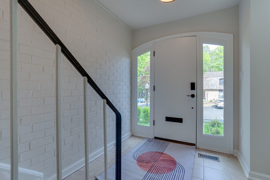 Foyer - 7917 Schuyler Ct