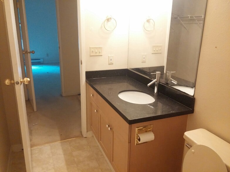 Master Both + Walk-in Closet - 10424 NE 32nd Plz