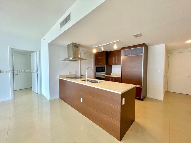 Building Photo - 495 Brickell Ave