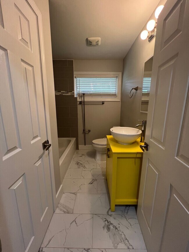 Building Photo - Renovated Brick Ranch in NW Charlotte