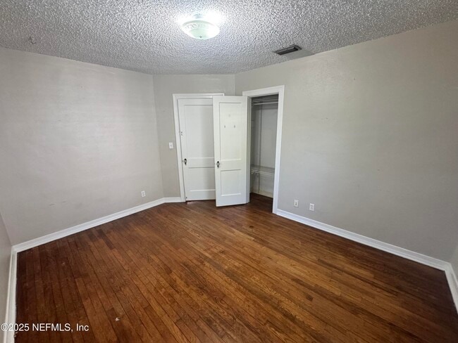 Building Photo - 4050 Dellwood Ave