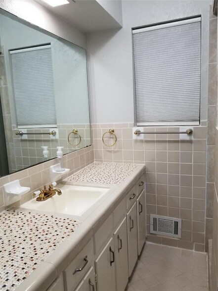 Building Photo - 7555 Brentcove Cir