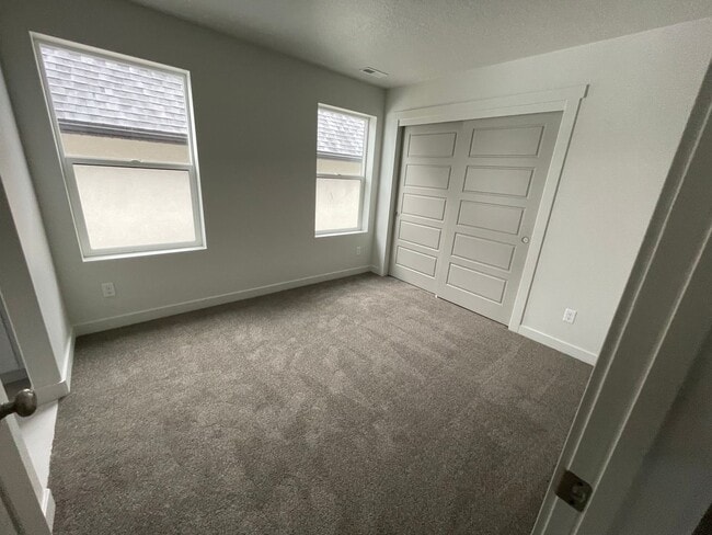 Building Photo - Modern home!