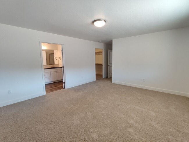 Building Photo - Stunning Newer Build in Benton City
