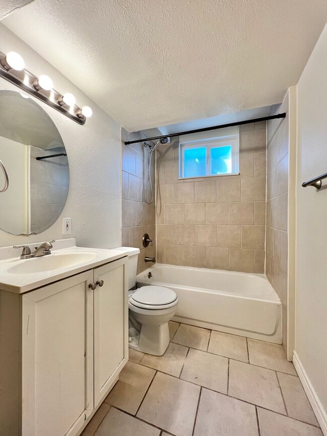 Building Photo - Beautiful 5 bed 2 bath House in Central Fo...