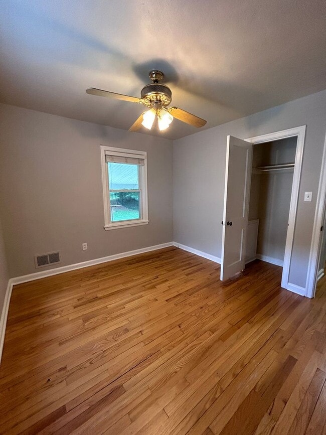 Building Photo - Adorable 2 BR home - Convenient to all thi...