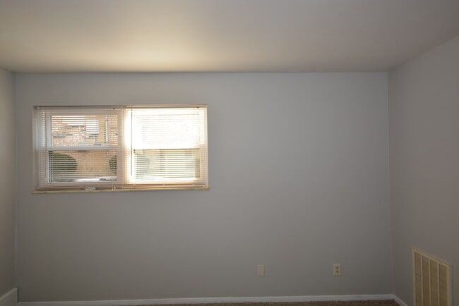 Building Photo - 4330 Villa Dr
