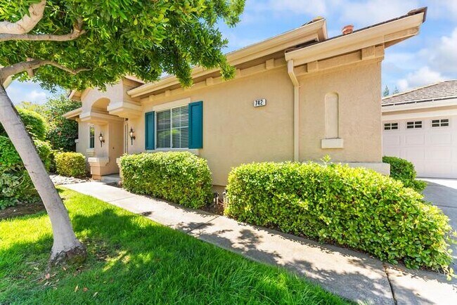 Building Photo - Beautiful 3 Bedroom 2 Bathroom in Gated Community of Folsom, CA!